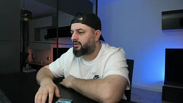 Snapshot of DravenPeak chatting on April 8, 2026, 12:43 am DravenPeak online show from April 8, 2026, 12:43 am