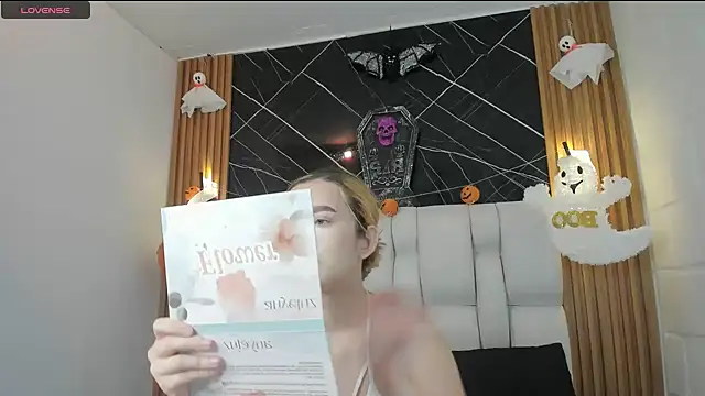 kristal joi dl online show from October 27, 2025, 12:42 pm