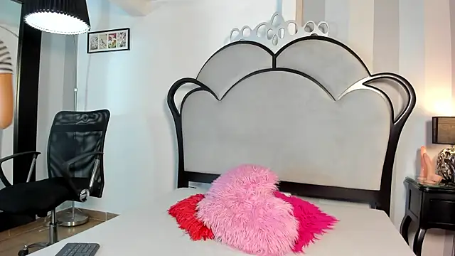 Snapshot of MiaAmore_ chatting on June 18, 2026, 6:01 pm MiaAmore online show from June 18, 2026, 6:01 pm