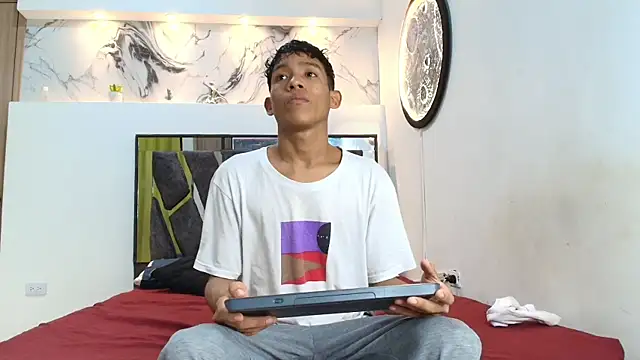 BEAUTY BOYS1 online show from October 28, 2025, 7:12 am