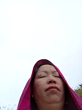 Snapshot of _Helala_ chatting on October 31, 2025, 3:29 am Helala online show from October 31, 2025, 3:29 am