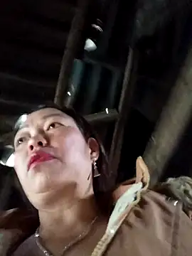 Snapshot of _Helala_ chatting on November 5, 2025, 11:49 pm Helala online show from November 5, 2025, 11:49 pm