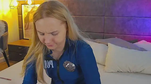 Sky Cutie online show from April 18, 2026, 4:27 am