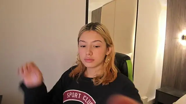 daniand  online show from November 19, 2025, 11:54 am