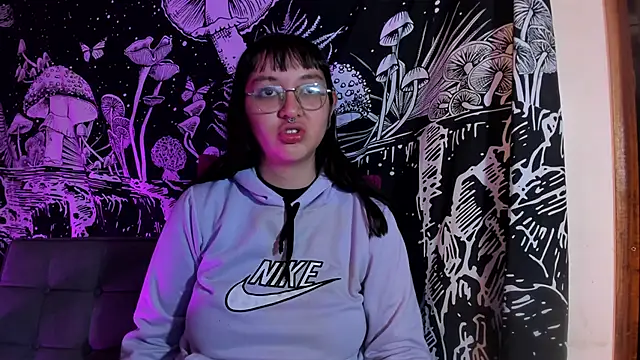 Snapshot of Violetaa_Leee chatting on October 12, 2025, 1:37 am Violetaa Leee online show from October 12, 2025, 1:37 am