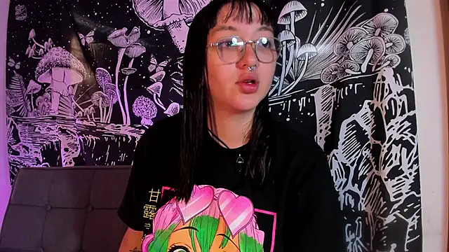 Snapshot of Violetaa_Leee chatting on October 12, 2025, 7:13 pm Violetaa Leee online show from October 12, 2025, 7:13 pm