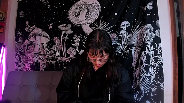 Snapshot of Violetaa_Leee chatting on October 22, 2025, 2:01 am Violetaa Leee online show from October 22, 2025, 2:01 am