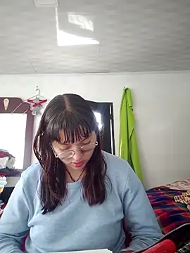 Snapshot of Violetaa_Leee chatting on October 24, 2025, 3:19 pm Violetaa Leee online show from October 24, 2025, 3:19 pm