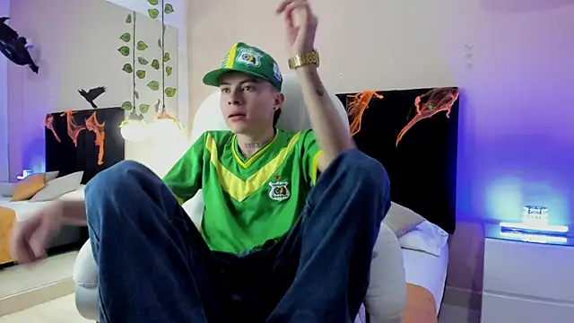 Snapshot of Nascary_Fox chatting on October 21, 2025, 8:31 pm Nascary Fox online show from October 21, 2025, 8:31 pm