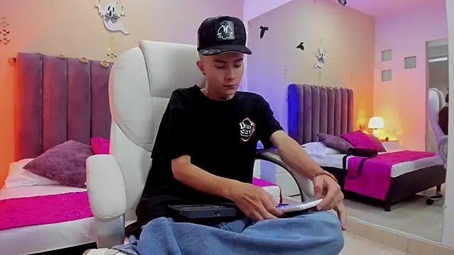 Snapshot of Nascary_Fox chatting on October 28, 2025, 7:38 pm Nascary Fox online show from October 28, 2025, 7:38 pm