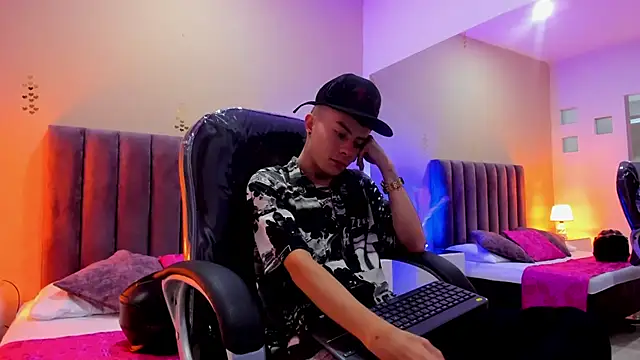 Snapshot of Nascary_Fox chatting on November 1, 2025, 7:49 pm Nascary Fox online show from November 1, 2025, 7:49 pm