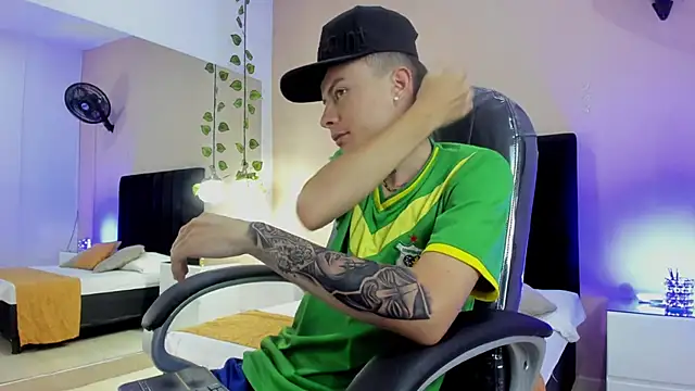 Snapshot of Nascary_Fox chatting on November 12, 2025, 7:57 pm Nascary Fox online show from November 12, 2025, 7:57 pm