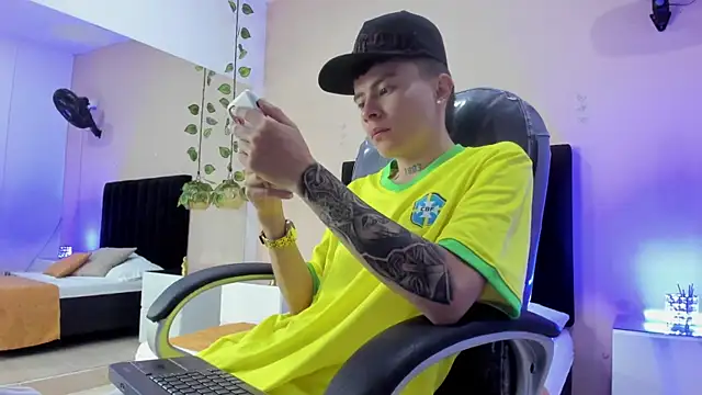 Snapshot of Nascary_Fox chatting on November 16, 2025, 1:28 pm Nascary Fox online show from November 16, 2025, 1:28 pm