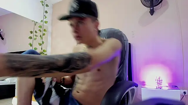 Snapshot of Nascary_Fox chatting on November 18, 2025, 7:18 pm Nascary Fox online show from November 18, 2025, 7:18 pm