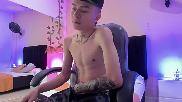 Snapshot of Nascary_Fox chatting on November 24, 2025, 7:24 pm Nascary Fox online show from November 24, 2025, 7:24 pm