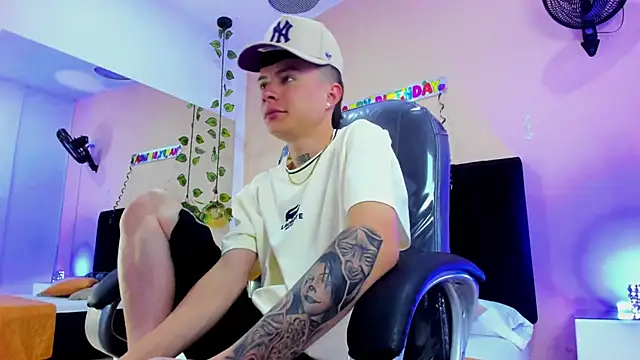 Snapshot of Nascary_Fox chatting on November 26, 2025, 7:59 pm Nascary Fox online show from November 26, 2025, 7:59 pm