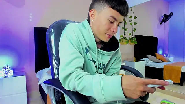 Snapshot of Nascary_Fox chatting on November 27, 2025, 8:00 pm Nascary Fox online show from November 27, 2025, 8:00 pm