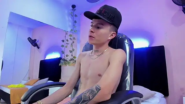 Snapshot of Nascary_Fox chatting on December 4, 2025, 7:22 pm Nascary Fox online show from December 4, 2025, 7:22 pm