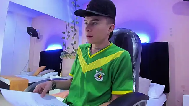 Snapshot of Nascary_Fox chatting on December 5, 2025, 7:21 pm Nascary Fox online show from December 5, 2025, 7:21 pm