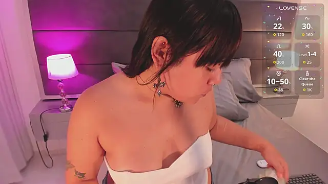 mia yeager online show from December 3, 2025, 8:18 pm