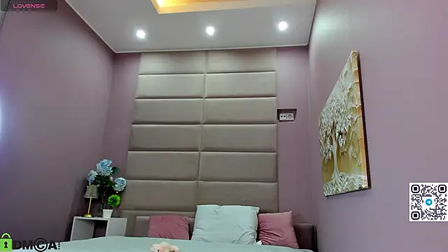 Adeline Perle online show from November 19, 2025, 1:05 am