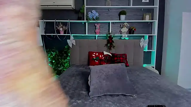 SabrinaSharm online show from December 18, 2025, 1:06 pm