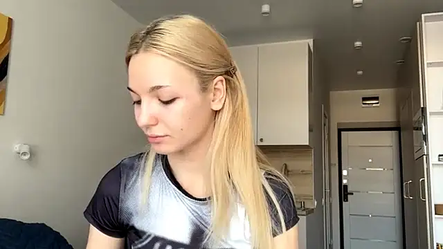 MycuteMolly online show from October 8, 2025, 8:34 am