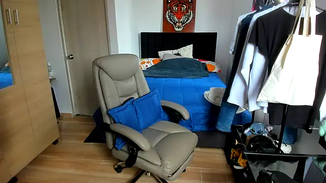 AliottTwink online show from June 24, 2026, 1:54 pm