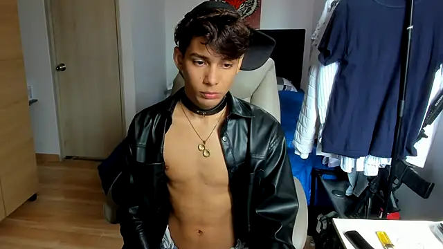 AliottTwink online show from July 22, 2026, 2:42 pm