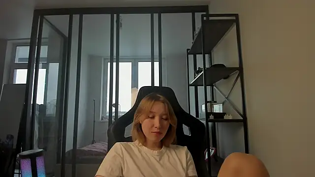 Agatha May online show from November 30, 2025, 7:01 am