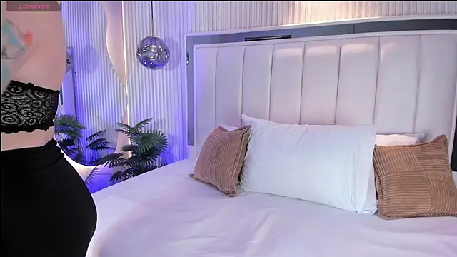 MariathLittle online show from November 18, 2025, 5:39 pm