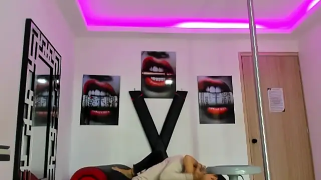 PRETTY FEM online show from October 21, 2025, 1:34 pm