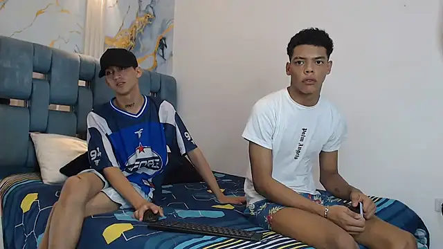 PRETTY FEM online show from December 18, 2025, 1:44 am