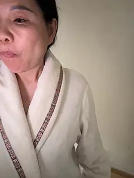 xiiuuff18 online show from April 6, 2026, 11:27 pm