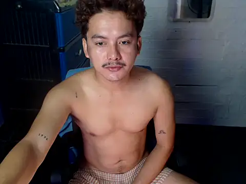 Snapshot of Tempting_jon chatting on April 13, 2026, 11:43 pm Tempting jon online show from April 13, 2026, 11:43 pm