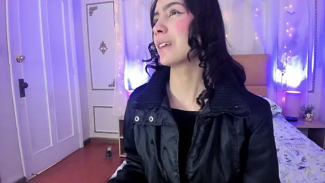 aitana johns online show from November 19, 2025, 12:05 pm