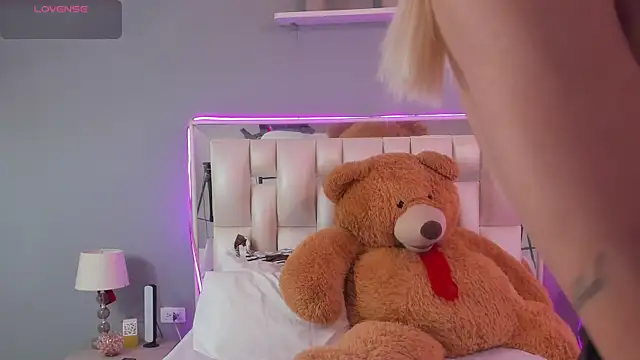 Snapshot of Darlyn_tenderhot__ chatting on November 2, 2025, 9:28 pm Darlyn tenderhot online show from November 2, 2025, 9:28 pm