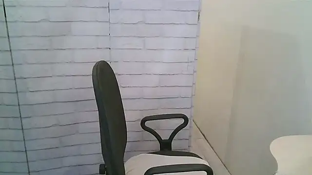 Helen xi  online show from November 9, 2025, 1:09 pm