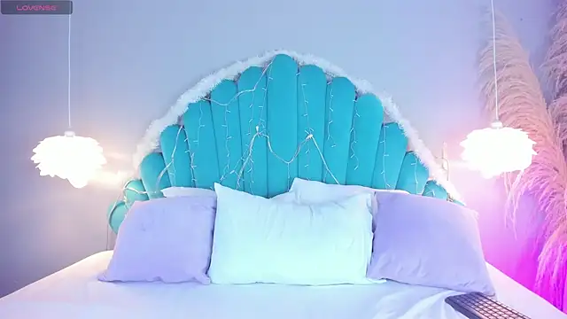 AlassiaHocthner online show from December 4, 2025, 12:03 pm