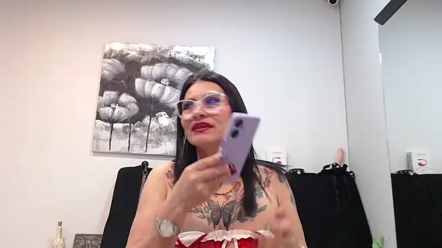 Snapshot of DonnaJoness chatting on November 10, 2025, 6:51 pm DonnaJoness online show from November 10, 2025, 6:51 pm