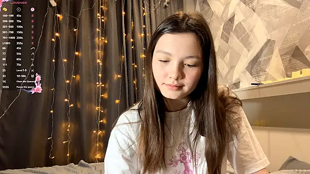 KiraVelvet online show from December 5, 2025, 11:08 am