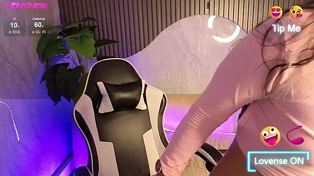 Snapshot of SamyKiuler_TP chatting on November 18, 2025, 8:35 pm SamyKiuler TP online show from November 18, 2025, 8:35 pm