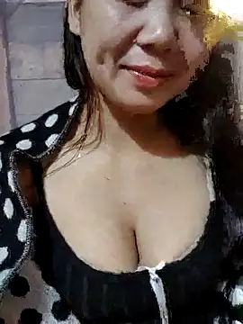 Snapshot of Binjt chatting on December 1, 2025, 11:37 am Binjt online show from December 1, 2025, 11:37 am