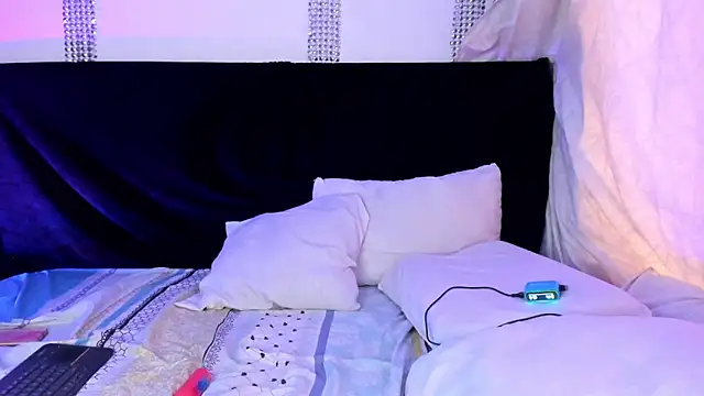 VeronicaSaenzx online show from April 14, 2026, 9:43 pm