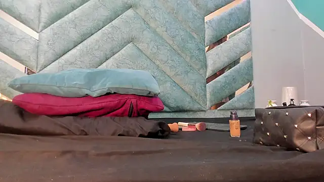 AngelineJolie online show from October 9, 2025, 7:01 pm