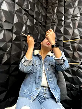 Snapshot of lil_charme chatting on September 17, 2025, 8:10 pm lil charme online show from September 17, 2025, 8:10 pm