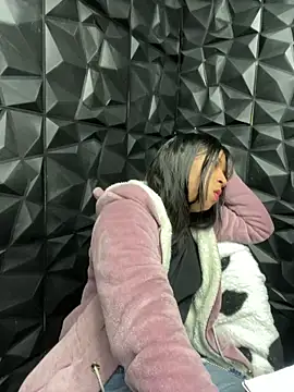 Snapshot of lil_charme chatting on October 7, 2025, 10:18 pm lil charme online show from October 7, 2025, 10:18 pm