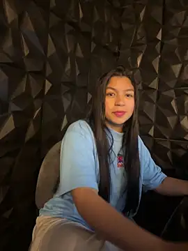 Snapshot of lil_charme chatting on October 27, 2025, 4:33 pm lil charme online show from October 27, 2025, 4:33 pm