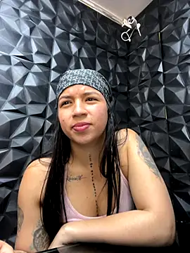 Snapshot of lil_charme chatting on October 31, 2025, 9:05 pm lil charme online show from October 31, 2025, 9:05 pm