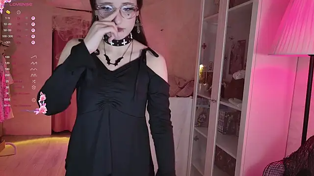 MiraJadee online show from October 28, 2025, 5:04 pm